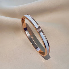 Damen-Armbandset aus Edelstahl, Blumen-Nageldesign, lässiger Stil, elegantes Schmuckarmband für Frauen, perfektes Geschenk für sie, hochwertiges Armband