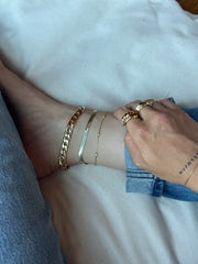 PAVOI 14K vergoldetes, klobiges Panzerketten-Fußkettchen für Damen – leichtes, flaches Panzerketten-Fußkettchen – trendiger Goldschmuck für den Sommer