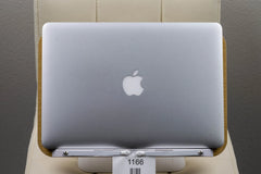 Apple MacBook Air 2015 13-Inch A1466 Core i5 8GB RAM No SSD – 19 Cycles