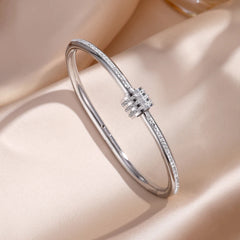 Damen-Armbandset aus Edelstahl, Blumen-Nageldesign, lässiger Stil, elegantes Schmuckarmband für Frauen, perfektes Geschenk für sie, hochwertiges Armband