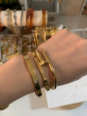 Damen-Armbandset aus Edelstahl, Blumen-Nageldesign, lässiger Stil, elegantes Schmuckarmband für Frauen, perfektes Geschenk für sie, hochwertiges Armband