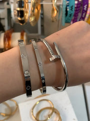 Damen-Armbandset aus Edelstahl, Blumen-Nageldesign, lässiger Stil, elegantes Schmuckarmband für Frauen, perfektes Geschenk für sie, hochwertiges Armband